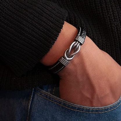 Armbänder "Infinity Knot" Geschenkset mit eingraviertem Namen für den Sohn