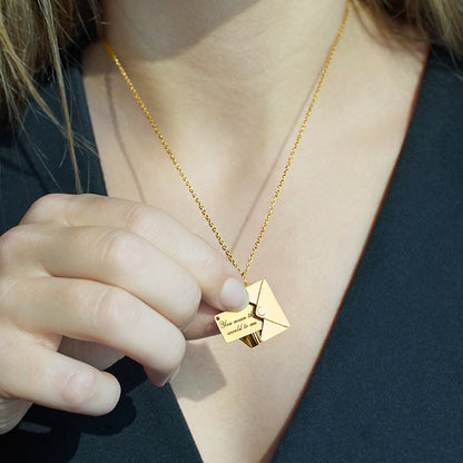 Collier de lettres d'amour "You Mean The World To Me" dans un coffret LED de luxe