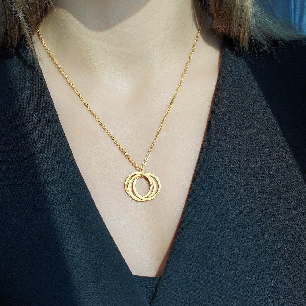 Collier gravé Circles of Love avec boîte à roses éternelles